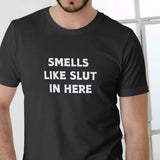 SMELLS IN HERE T-Shirt - Casual Crewneck Short Sleeve Tee with Text Print in Black